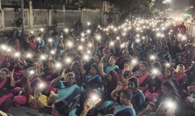 செல்போன் வெளிச்சத்தில் போராடிய அங்கன்வாடி சத்துணவு ஊழியர்கள்